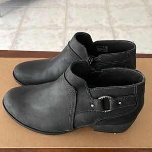 Clarks Black Oily Leather Boots size 7.5